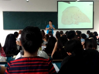 党员教师金明为员工授课