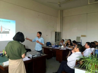 党员教师方立铭进行教学交流